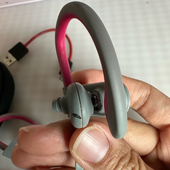 Beats Powerbeats2 Wireless Earphones – AS-IS - Picture 3 of 5